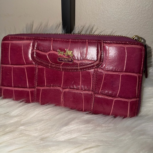 COACH ACCORDION ZIP WALLET IN CROC EMBOSSED LEATHER - Picture 1 of 8
